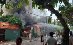 Hà Nội: Cháy lớn kho xưởng cạnh chung cư Đồng Tàu