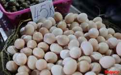 Thực phẩm tươi tại chợ dân sinh Hà Nội bất ngờ tăng giá, Trứng gà hơn 5000đ vẫn 