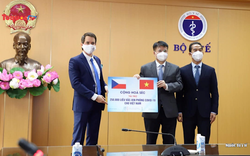 Việt Nam tiếp nhận 258.000 liều vắc xin phòng Covid-19 do Cộng hòa Séc tài trợ