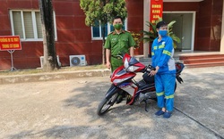 Công an quận Nam Từ Liêm tặng xe máy cho nữ công nhân bị cướp trong đêm