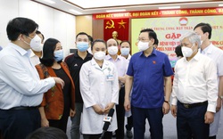 Chủ tịch Quốc hội xúc động khi tiễn các y bác sĩ, chiến sĩ quên sức khỏe, gác lại gia đình để lên đường chống dịch 
