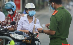 Hà Nội siết chặt kiểm soát giấy đi đường, nhiều người xếp hàng tại UBND phường xin xác nhận