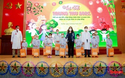 Phó Chủ tịch nước Võ Thị Ánh Xuân tặng quà bệnh nhi ung thư nhân dịp Tết Trung thu