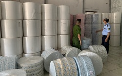 Xử phạt 49 triệu đồng và tịch thu 4 tấn vải không dệt nhập lậu dùng để may khẩu trang