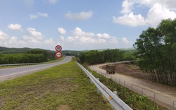 Không thể mở đường gom, người dân gặp khó khi khai thác đất rừng dọc tuyến cao tốc La Sơn - Túy Loan
