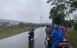 Thừa Thiên Huế: Công nhân đội mưa đòi quyền lợi ngày cuối năm