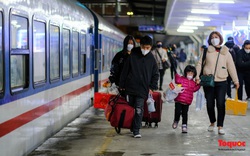 Chuyến tàu cuối năm Tân Sửu rời ga Hà Nội đưa khách về quê đón Tết Nhâm Dần