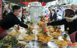 Hà Nội: Người người chen chân, mua bán tại “chợ nhà giàu” sáng 30 Tết
