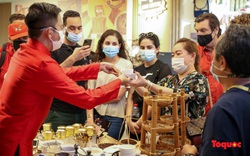 Khách nước ngoài thích thú thưởng thức cà phê Việt Nam tại EXPO 2020 Dubai