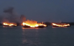 Cháy nhiều tàu gỗ và cano du lịch đang neo đậu tại cảng Cửa Đại 