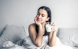 Uống sữa ấm có thực sự giúp bạn dễ ngủ hơn? Sữa lạnh thì sao?