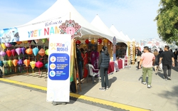 Người dân Hàn Quốc thích thú với không gian đặc sắc văn hóa Việt Nam tại Lễ hội Kết nối Văn hóa