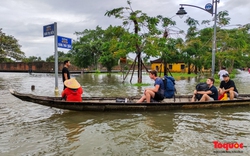 Khách Tây trải nghiệm đi thuyền giữa phố, người dân giăng lưới bắt cá bên Kinh thành Huế sau mưa