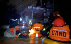 Nhiều nơi ngập do mưa lớn, người dân Thừa Thiên Huế trắng đêm chạy lũ