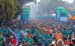 Hàng ngàn VĐV tham dự giải Marathon trong nắng mùa Thu Hà Nội