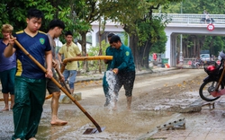 Thừa Thiên Huế: Dồn sức dọn dẹp rác thải, bùn đất dồn ứ sau mưa lũ