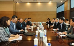 Bộ trưởng Nguyễn Văn Hùng thăm và làm việc tại Đại sứ quán Việt Nam ở Hàn Quốc