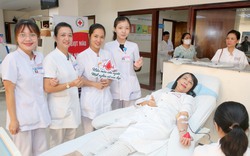 Hàng trăm nữ thầy thuốc tham gia hiến máu cứu người sau lũ