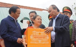 Chủ tịch nước Nguyễn Xuân Phúc thăm hỏi, động viên người dân vùng ngập lụt tại Đà Nẵng