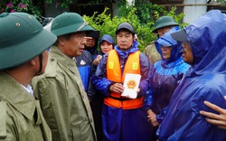 Phó Thủ tướng Lê Văn Thành thăm hỏi, động viên người dân vùng lũ
