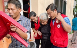 Người dân vùng lũ rưng rưng nước mắt nhận quà cứu trợ: 