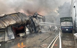 Hà Nội: Cháy lớn tại nhà kho ở Hà Đông, khói đen bốc cao ngùn ngụt, 1 người tử vong