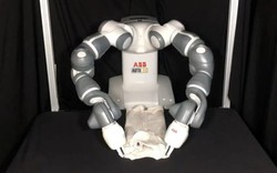 Tích hợp AI cùng đôi tay máy linh hoạt, robot này có thể sớm gấp quần áo thay cho con người