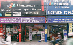 Màn đối thoại bằng banner cực hài hước trước cửa hàng FPT Shop và FPT Long Châu
