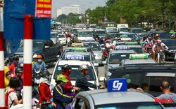Hà Nội: CSGT ra quân xử lý mạnh taxi dừng đỗ trước cửa Bệnh viện Bạch Mai