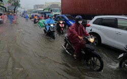 Đường phố Đà Nẵng ngập do mưa lớn, một số trường cho học sinh nghỉ học