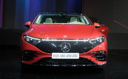 Mercedes-Benz EQS giá từ 4,839 tỷ đồng tại Việt Nam, làm khó Porsche Taycan