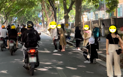Bất chấp nguy hiểm, nhiều người trẻ tràn xuống lòng đường Phan Đình Phùng để chụp ảnh