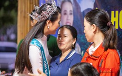 Tân Hoa hậu Biển đảo Việt Nam 2022 tặng quà cho bà con quê hương