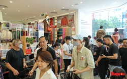 Hà Nội: Vừa khai trương, cửa hàng Uniqlo Vincom Bà Triệu đã thu hút lượng lớn khách