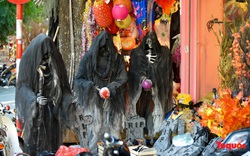 Phố Hàng Mã tràn ngập đồ hóa trang kinh dị dịp Halloween