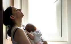 Mẹ trầm cảm sau sinh do con quấy khóc đêm: Chuyên gia chỉ ra việc cần làm 