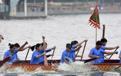 Hơn 500 vận động viên đội mưa tham dự giải bơi chải thuyền rồng Hà Nội mở rộng