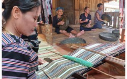 Người H're bảo tồn chiêng Ba, nghề dệt thổ cẩm truyền thống