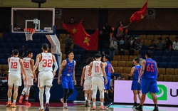 Kiều bào người Việt bất chấp thời tiết lạnh giá khắc nghiệt tới cổ vũ đội tuyển bóng rổ Việt Nam