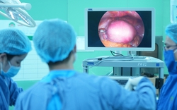 Bệnh viện đa khoa Hồng Ngọc phẫu thuật nội soi thành công khối u buồng trứng nặng 2kg