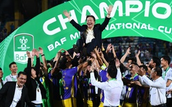 Cầu thủ Hà Nội FC tung hô bầu Hiển, ăn mừng cú đúp vô địch quốc nội 
