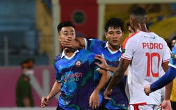 Đức Chinh hành động dứt khoát, ngăn chặn đồng đội gây hấn với cầu thủ Viettel FC 