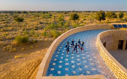 Ngôi trường giữa sa mạc Ấn Độ đặc biệt mát mẻ dù thời tiết nóng bức