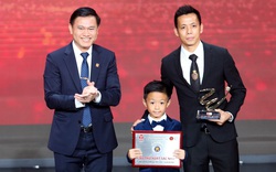 Văn Quyết đưa con trai lên nhận giải cầu thủ xuất sắc nhất V.League 2022