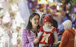 Cuối tuần, giới trẻ Hà Nội chen chúc nhau chụp ảnh trên phố Hàng Mã đón Giáng sinh sớm