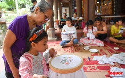 Lớp học đặc biệt nơi các bà giáo già truyền lửa đam mê nghề truyền thống cho trẻ em