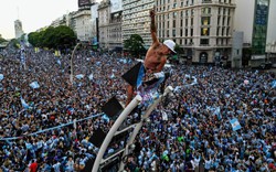 Fan mạo hiểm tính mạng ăn mừng Messi và Argentina vào chung kết World Cup 2022