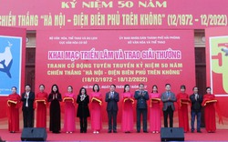 Triển lãm tranh cổ động tấm lớn kỷ niệm 50 năm Chiến thắng Hà Nội- Điện Biên Phủ trên không