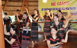 Truyền dạy các điệu múa truyền thống của đồng bào Cơ Tu