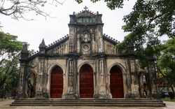 Vẻ đẹp của nhà thờ đá 120 tuổi xây bằng vỏ cây và dây tơ hồng ở Đà Nẵng
